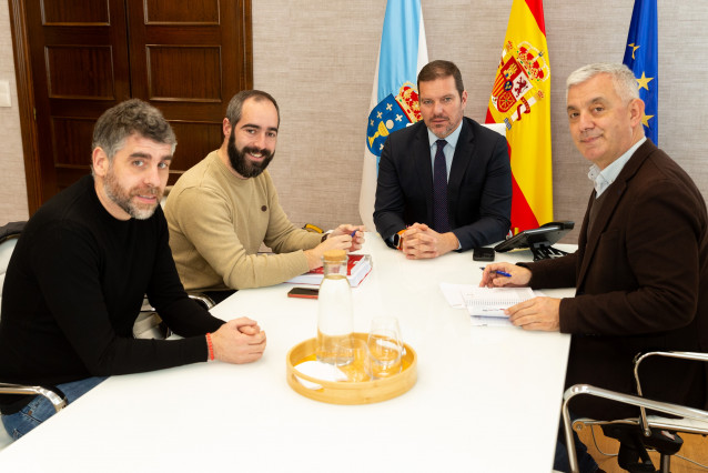El conselleiro de Cultura, José López Campos, con responsables municipales del Ayuntamiento de Rianxo, con quienes ha abordado la colaboración con motivo del Año Castelao.