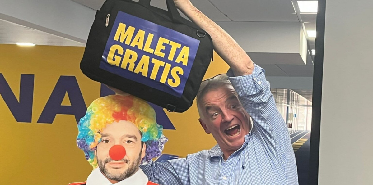 Eddie Wilson, CEO de Ryanair posando con una imagen del ministro disfrazado de payaso