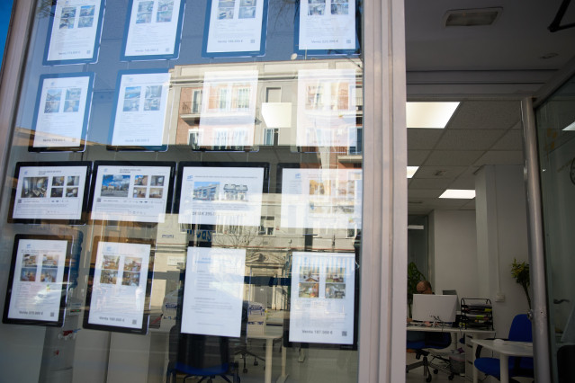 Archivo - Anuncios de pisos en venta en una inmobiliaria, a 13 de abril de 2024, en Madrid (España).
