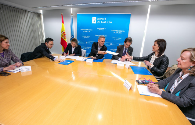 El conselleiro de Sanidade, Antonio Gómez Caamaño, firma con los colegios de farmacia un convenio para establecer un sistema de renovación urgente de medicamentos.