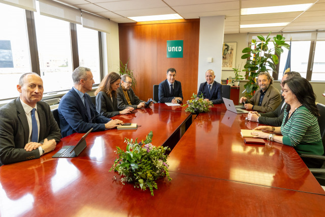 El conselleiro de Educación, Román Rodríguez, en una reunión con el rector de la UNED, Ricardo Mairal