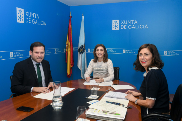 La conselleira de Medio Ambiente y Cambio Climático, Ángeles Vázquez, y el alcalde de Cerdedo-Cotobade, Jorge Cubela, en una reunión.