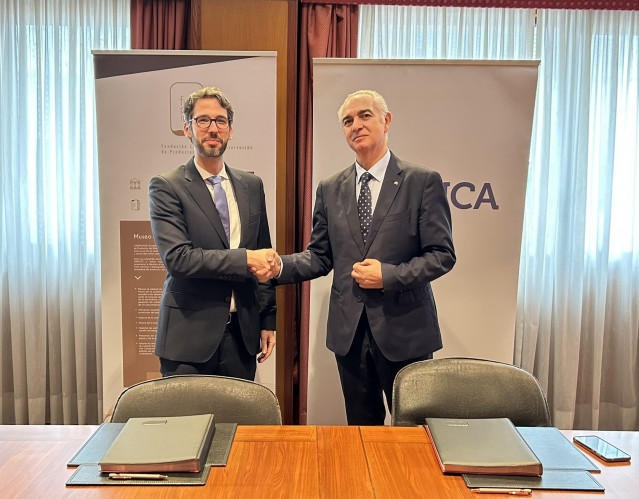 Roberto C. Alonso Baptista de Sousa, representante legal de la Fundación, y José Lino Comesaña Calvo, director de Negocio Institucional Galicia, España Norte y Portugal de Abanca
