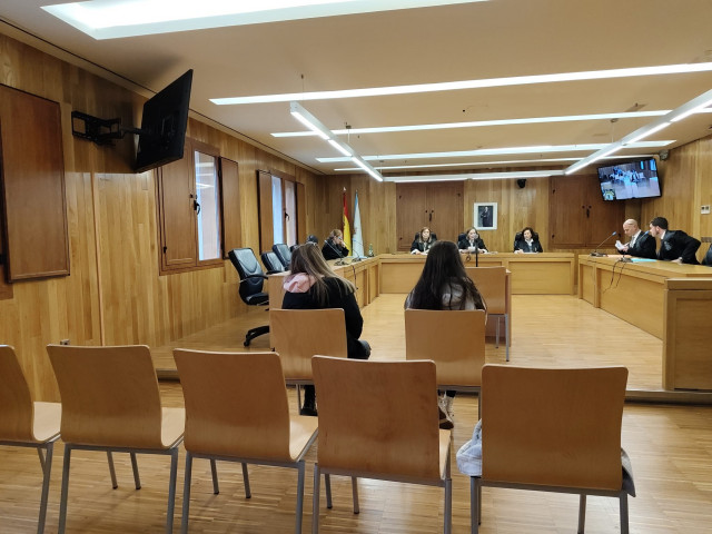 Una madre y su hija que detenidas en Viveiro (Lugo) y sentadas en el banquillo acusadas de tráfico de drogas.