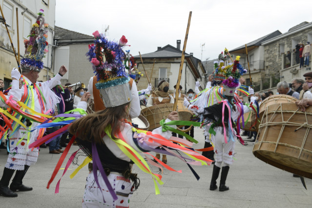 Archivo - Varias personas disfrazadas, componen el Fulión, en el desfile del Entroido de Vilariño de Conso, a 26 de febrero de 2022, en Ourense