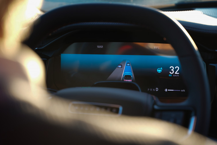Stellantis lanza piloto automático de conducción sin manos y sin mirar a la carretera a 60km/h