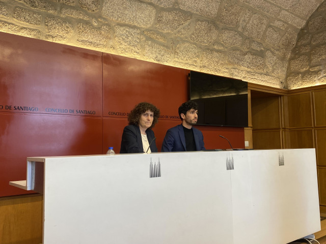 Archivo - La alcaldesa de Santiago, Goretti Sanmartín, y el concejal de Urbanismo, Iago Lestegás.