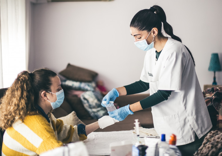 ¿Por qué las enfermeras y fisioterapeutas acaban cobrando menos que sus compañeros hombres?