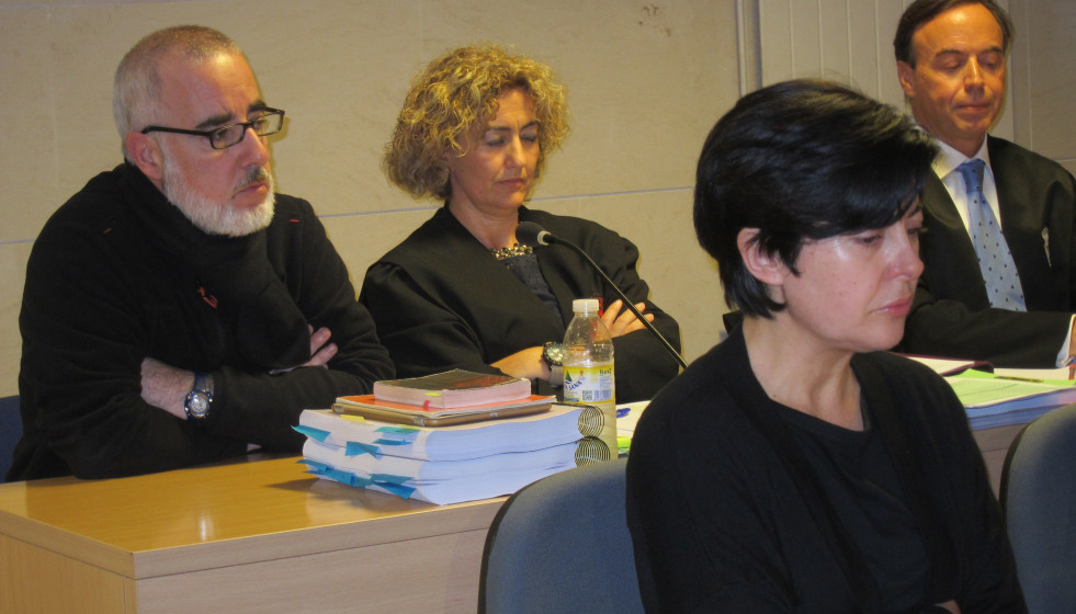 Archivo - Alfonso Basterra (sentado detrás) y Rosario Porto (delante), durante el juicio por la muerte de Asunta