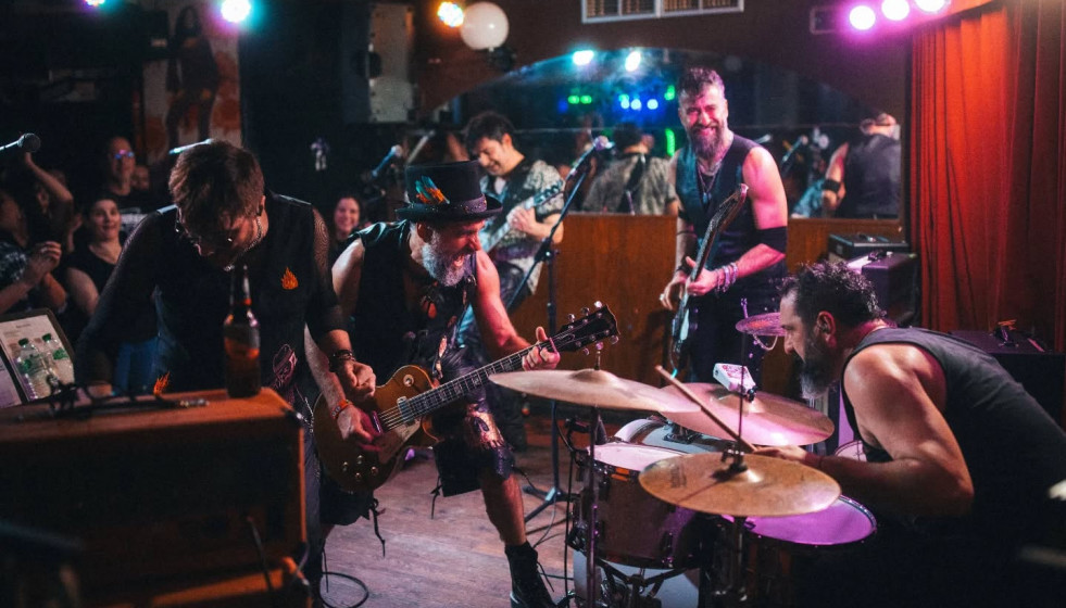 Heredeiros presentando Trankimasin en la Mardi Gras de A Coruña en una foto de su Facebook