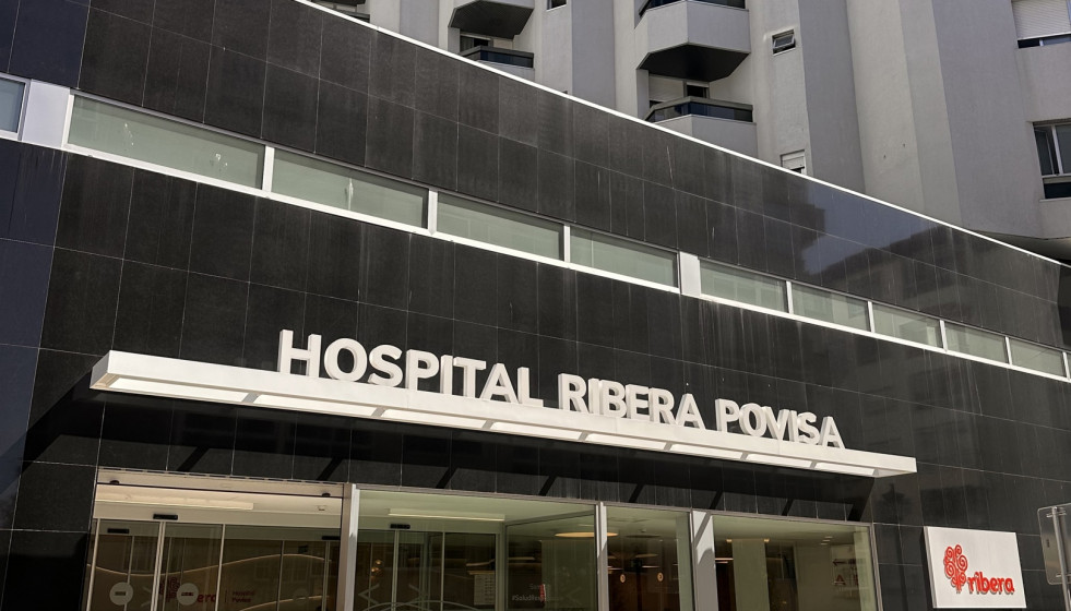Archivo - Fachada del hospital Povisa, del grupo Ribera Salud, en Vigo