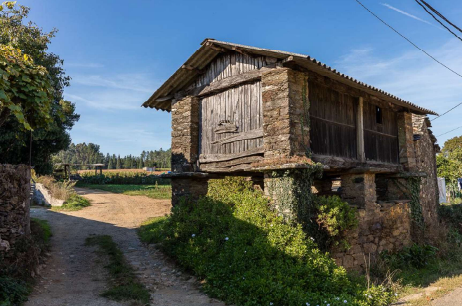 Arinteiro, la aldea en riesgo de quedar encajonada entre los diques de hasta 27 pisos de altura de la mina de Touro