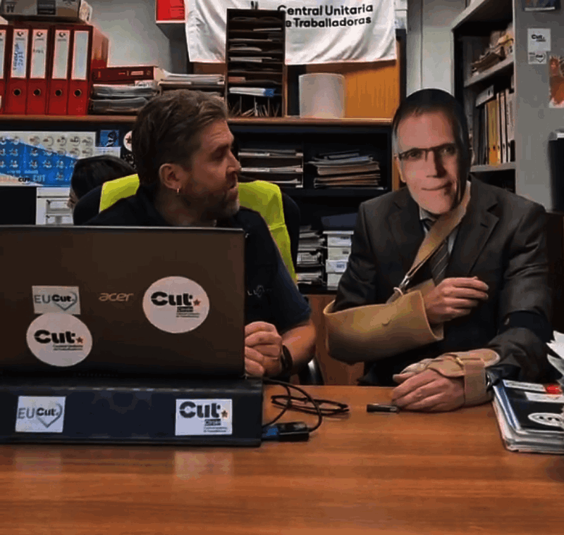 Vitor Mariño de CUT hablando con un trasunto de CEO de Stellantis