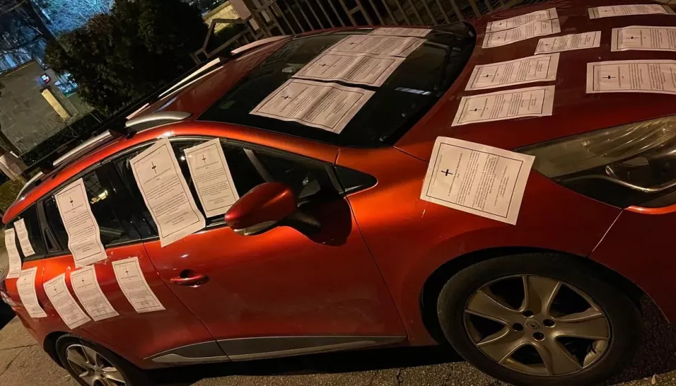 Coche cubierto con esquelas por matemáticas en el IES As Lagoas en una imagen cedida a La Voz