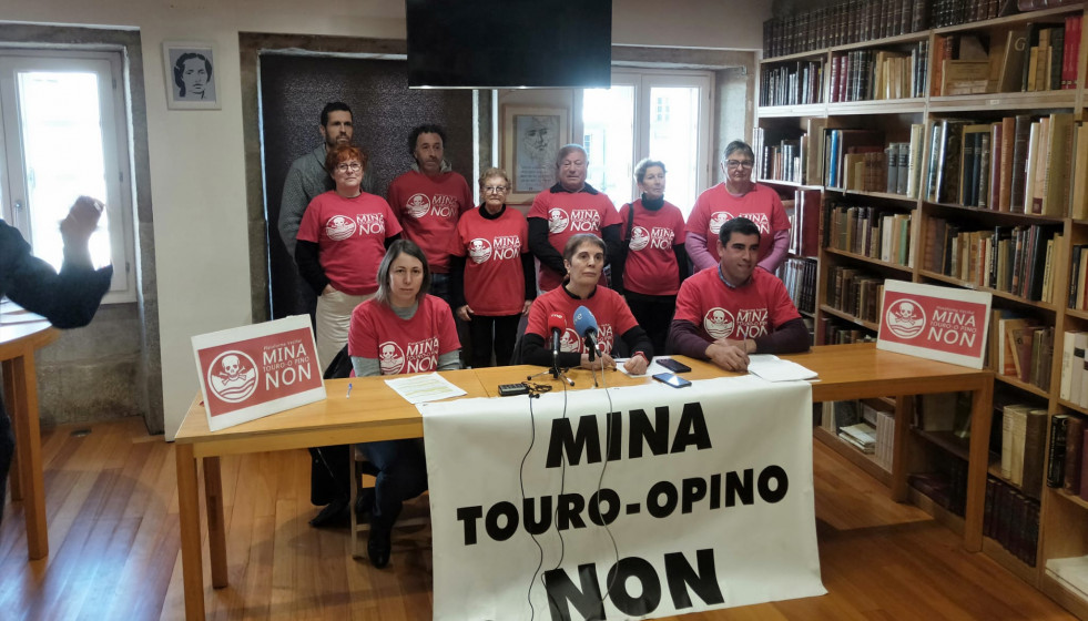 Ganaderos convocando la manifestación hoy en una rueda de pensa en la Librería Couceiro de Santiago