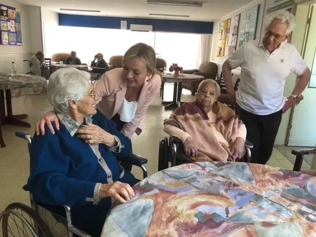 La conselleira de Política Social y responsable de dependencia Fabiola García visitando una residencia de ancianos