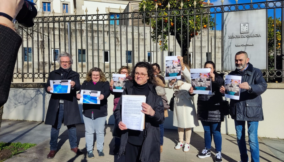 Empleados de una residencia de mayores de Santiago presentan firmas en la Xunta contra la 