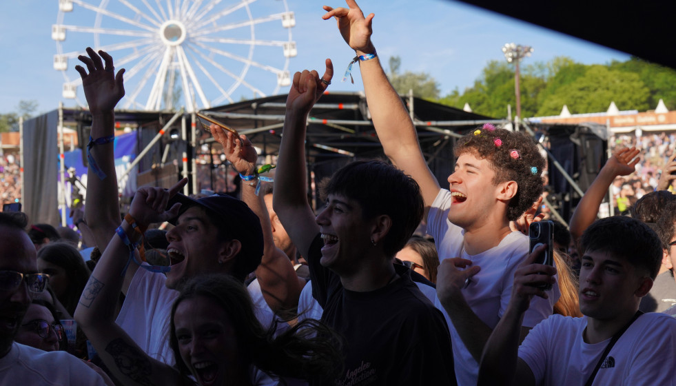 Archivo - Varias personas de público durante el arranque del festival O Son do Camiño en O Monte do Gozo, a 30 de mayo de 2024, en Santiago de Compostela