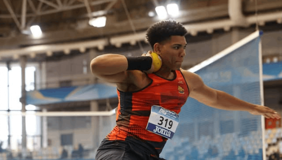 Hugo Casañas lanzando peso