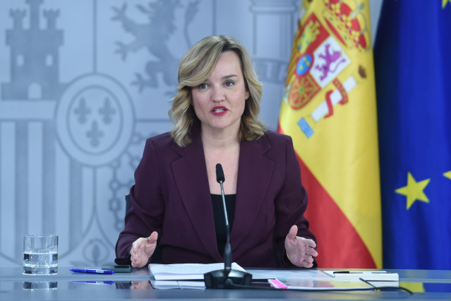 La ministra de Educación, FP y Deportes y portavoz el Gobierno, Pilar Alegría, durante una rueda de prensa posterior a la reunión del Consejo de Ministros, en el Palacio de la Moncloa, a 4 de marzo de 2025, en Madrid (España).