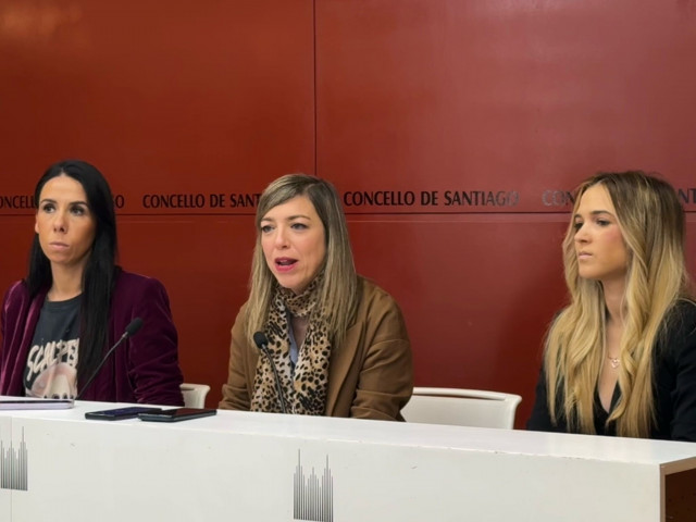 Las concejalas del PP de Santiago Olalla Otero, María Baleato y Nerea Barcia, en rueda de prensa.