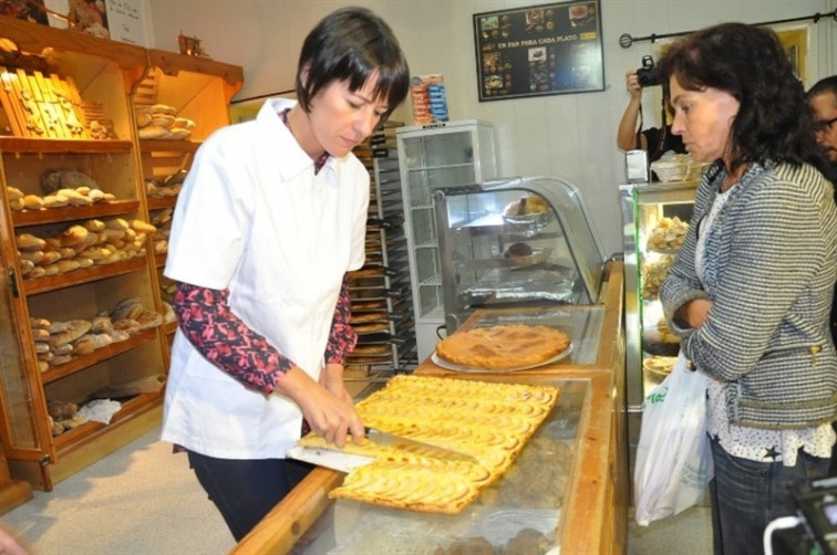 Pontón ponse o traxe de panadeira para detallar o seu apoio aos autónomos