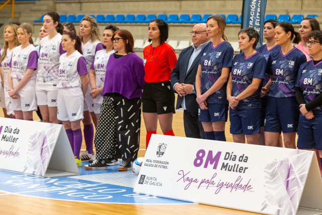 La conselleira de Política Social e Igualdade, Fabiola García, en el partido conmmemorativo por el 8M organizado por la RFGF, junto a las demás participantes