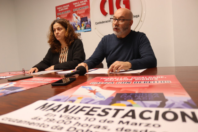El secretario comarcal de CIG Vigo, Alberto Gonçalves, y la integrante de la ejecutiva comarcal del sindicato, Raquel Pérez, presentan los actos del 10 de marzo