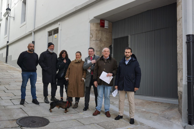 El portavoz municipal del PP en A Coruña, Miguel Lorenzo, junto a vecinos para denunciar 