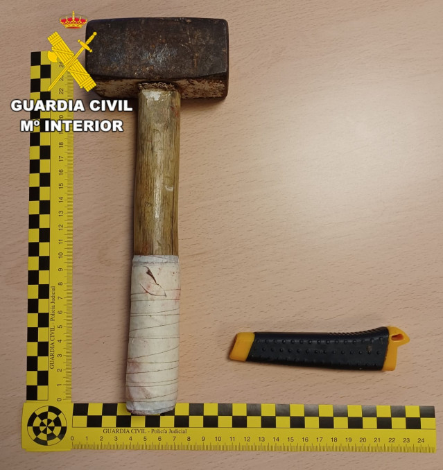 Ingresan en prisión por amenazar con un cúter y un martillo a un menor en Cambre