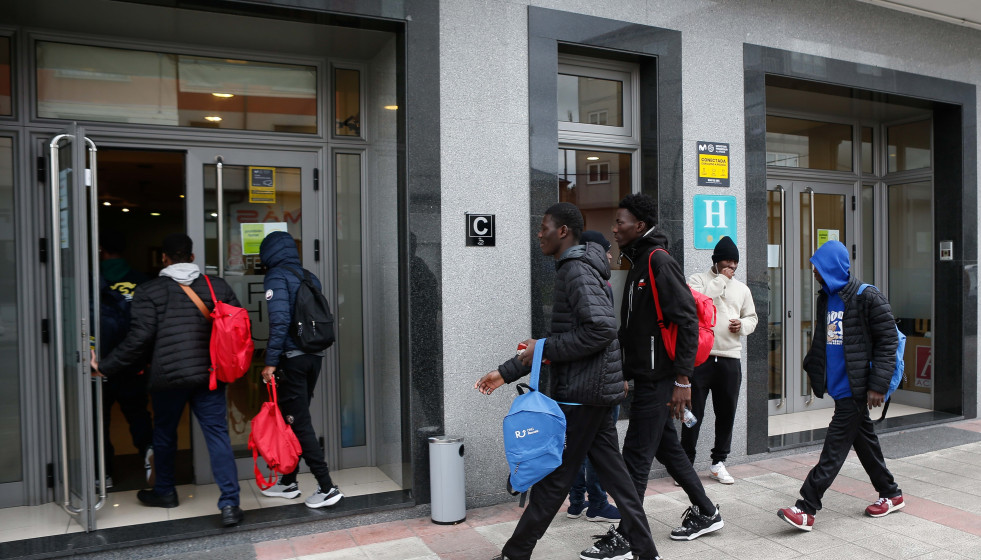 Un grupo de migrantes refugiados en el hotel en el que permanecen alojados en protesta por la denegación de sus solicitudes de asilo, a 20 de febrero de 2025, en Monterroso, Lugo, Galicia (España). 