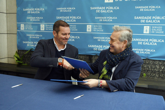 El conselleiro de Cultura, Lingua e Xuventude, José López Campos, y el de Sanidade, Antonio Gómez Caamaño, firman el convenio para el programa de voluntariado de acompañamiento de pacientes.
