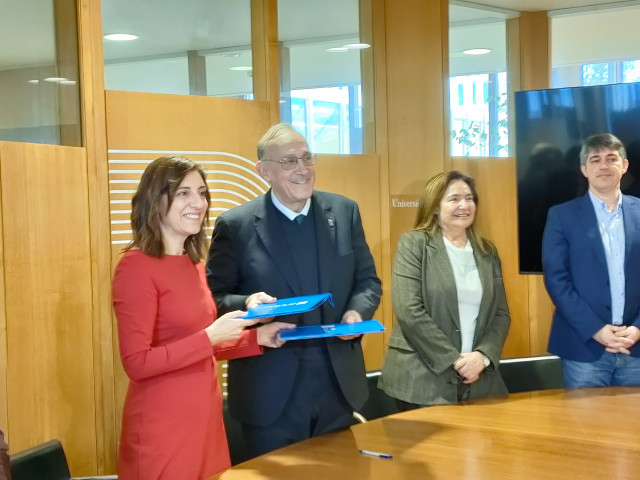 La conselleira de Medio Ambiente e Cambio Climático, Ángeles Vázquez, y el rector de la UVigo, Manuel Reigosa, firman un convenio de colaboración para estudiar y mejorar la calidad de agua de los embalses.