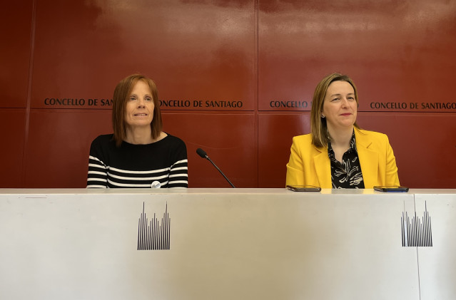 La presidenta de Fanpa Compostela, Esther Martínez (izquierda), y la concejala de Educación, Miriam Louzao (derecha), en rueda de prensa este 11 de marzo.