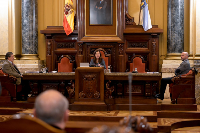 La alcaldesa de A Coruña, Inés Rey, en el pleno durante la cuestión de confianza a la que se sometió vinculada a los presupuestos