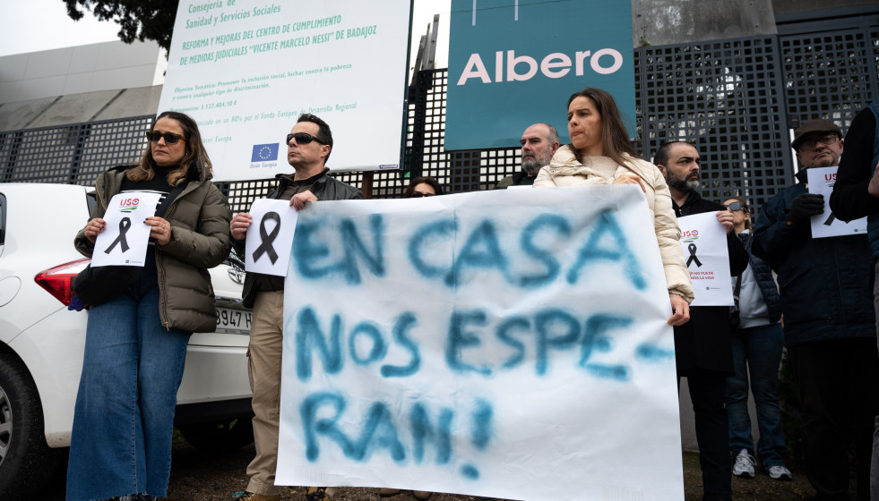 Manifestación por la Educadora social asesinada en un piso tutelado por tres menores, en la calle Castillo de Benquerencia de la urbanización Guadiana, a 10 de marzo de 2025, en Badajoz, Extremadura