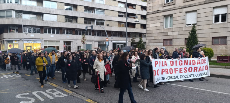 Manifestación de profesores en apoyo a la maestra del IES As Lagoas de Ourense
