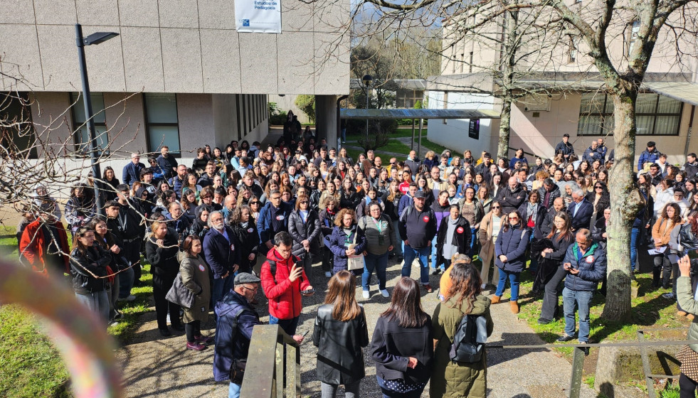 Educadores sociales se concentran en Santiago de Compostela en memoria de su compañera asesinada en Badajoz.