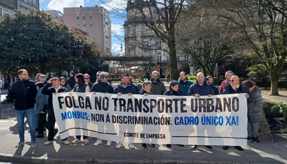 Trabajadores del transporte urbano se han concentrado este viernes en la Praza de Galicia.