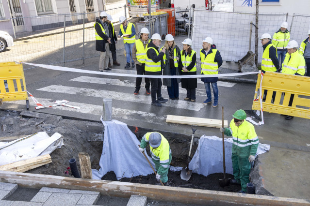 La alcaldesa de A Coruña, Inés Rey, visita las obras del mercado de Monte Alto