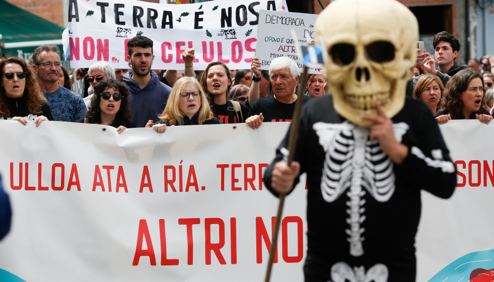 Archivo - Varias personas protestan durante una manifestación contra la empresa de celulosa Altri, a 26 de mayo de 2024, en Palas de Rei, Lugo, Galicia (España).
