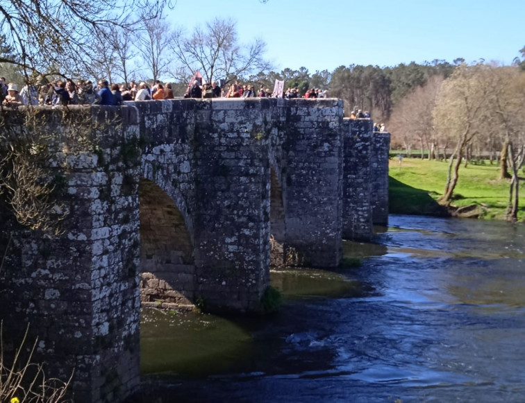 El 'no' masivo al proyecto de Altri y la DIA de la Xunta moviliza a cientos de personas en A Ulloa