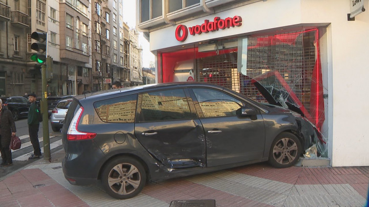 Un coche se estrella contra el escaparate de una tienda en pleno centro de A Coruña