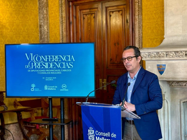 El conseller de Presidencia del Consell de Mallorca, Antoni Fuster, presenta la conferencia de presidencias de diputaciones provinciales, cabildos y consells