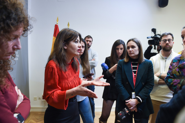 La ministra de Juventud e Infancia, Sira Rego, atiende a los medios.