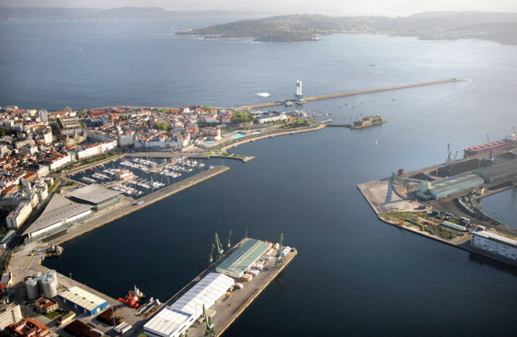 Accidente laboral en A Coruña: fallece un operario tras caer en el muelle de A Palloza