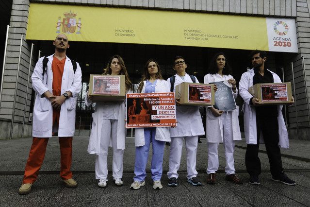 Médicos entregan a Sanidad más de 180.000 firmas contra las guardias de 24 horas