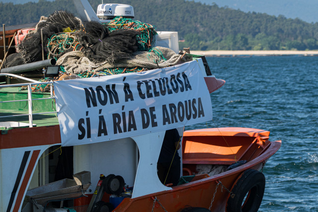 Archivo - Varias personas durante una manifestación en barco contra Altri, a 12 de junio de 2024, en Ría de Arousa, A Coruña, Galicia (España). La Plataforma en Defensa de la Ría de Arousa ha organizado una manifestación marítima para acompañar la entrada