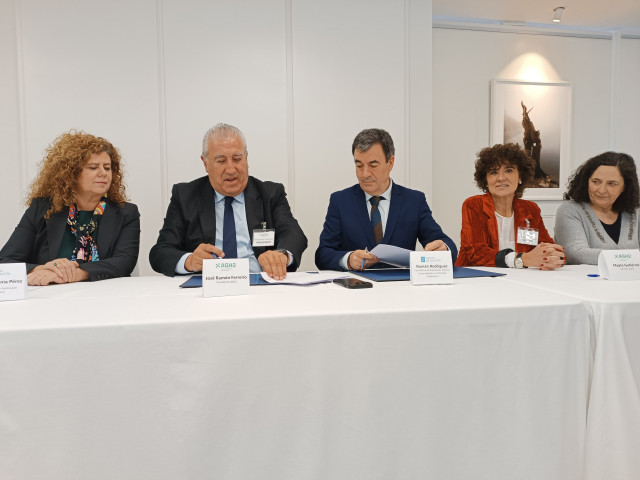 Imagen de la firma del convenio entre Ferreiro y Rodríguez.