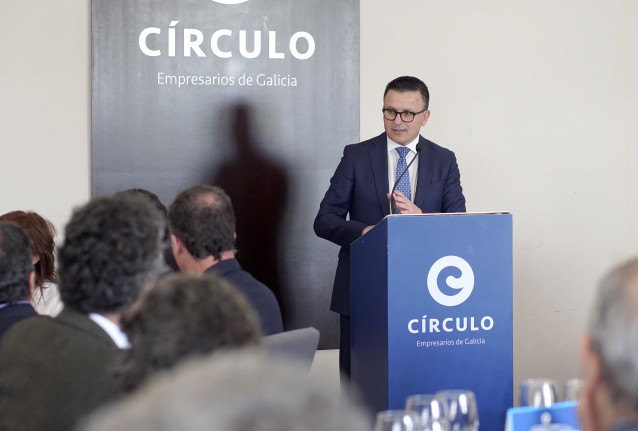 El conselleiro de Emprego, Comercio e Emigración, José González, en el coloquio de 'Retos do emprego en Galicia' de la tercera edición de la jornada #MAPA_E del Circulo de Empresarios de Galicia, celebrado en Vigo este jueves